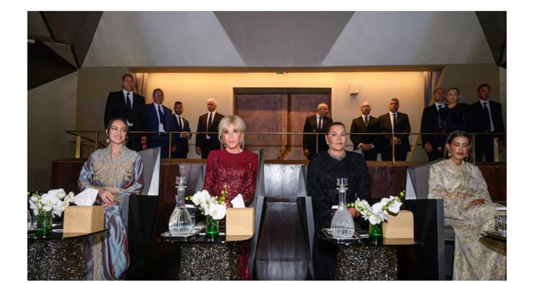 Les princesses Lalla Khadija, Lalla Meryem et Lalla Hasnaa, accompagnées de Brigitte Macron, assistent au spectacle d’ouverture du Théâtre royal de Rabat