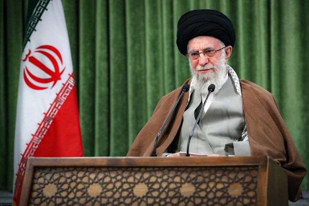 Premiers hommages devant la dépouille du guide suprême Khamenei