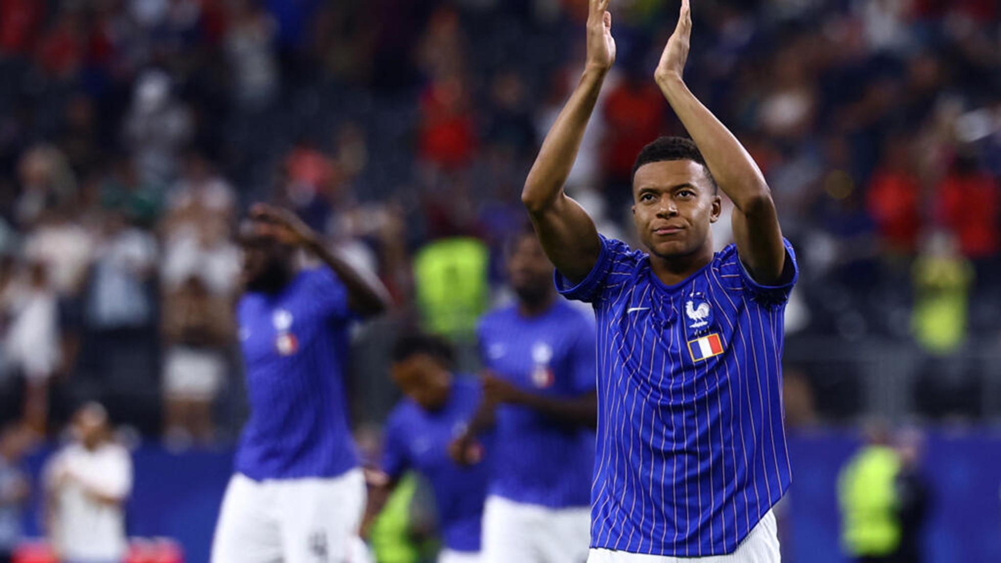 "On n'a pas fini de jouer ensemble" : une lettre aux Français et une promesse de Mbappé